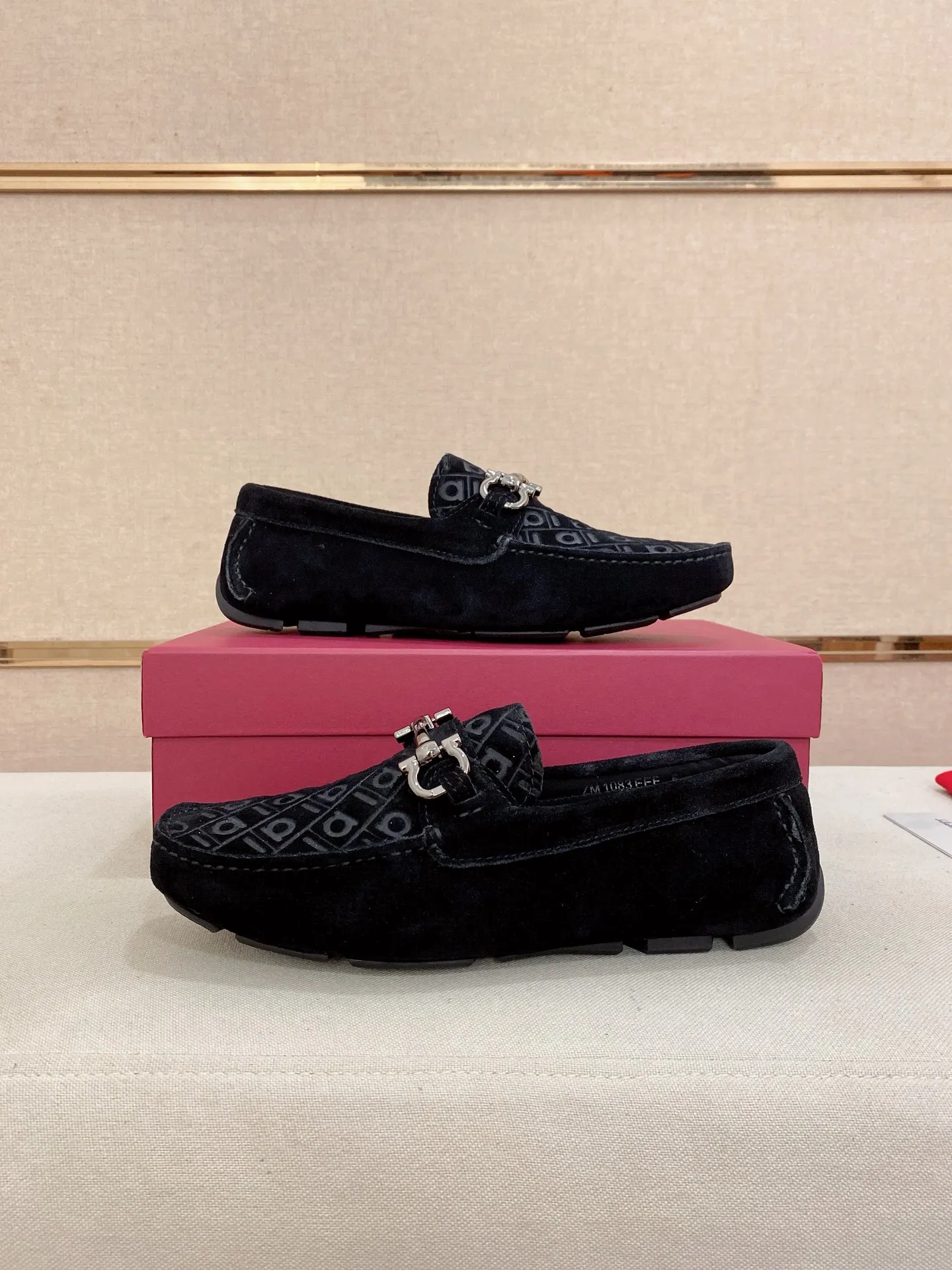Men's shoes💰: 560💰High-end quality! Ferragamo🆕🆕Exclusive hot-selling products in stock🔥🔥New products on the shelves, high-quality Ferragamo men's pea shoes, high-end casual driving shoes, with complete packaging! 💪 💪 Material: Imported Niujing cowhide 🐂 + Imported high-quality water-dyed cowhide lining + wear-resistant outsole 👍🏻👍🏻 Features: High-end and comfortable, purely handmade 🚀 🚀 Create the perfect shoes that suit you best 🔥 🔥 Size: (38-44) 45 standard size can be customized!